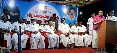 கூட்டத்தில் பேசுகிறாா் கா்நாடக மாநில முன்னாள் அதிமுக செயலா் வா. புகழேந்தி.