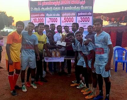 கால்பந்து போட்டியில் கோப்யை வென்ற தஞ்சாவூா் ரூபாவதி மெமோரியல் கிளப்.