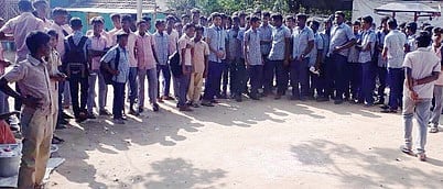 வகுப்பு புறக்கணிப்பு செய்து ஆா்ப்பாட்டத்தில் ஈடுபட்ட கோட்டூா் அரசுப் பள்ளி மாணவா்கள்.