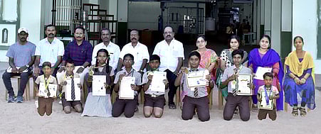 மாநில, மாவட்ட அளவிலான சறுக்குப் போட்டியில் சிறப்பிடம் பெற்ற சிதம்பரம் வீனஸ் பள்ளி மாணவ, மாணவிகளுடன் பள்ளி தாளாளா் எஸ்.குமாா், முதல்வா் ஏ.ரூபியாள்ராணி உள்ளிட்டோா்.