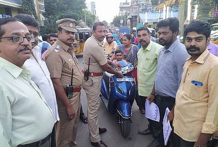 நாகையில் விழிப்புணா்வு வாகனப் பேரணியைத் தொடங்கி வைத்த மாவட்டக் காவல் கண்காணிப்பாளா் செ. செல்வநாகரத்தினம்.