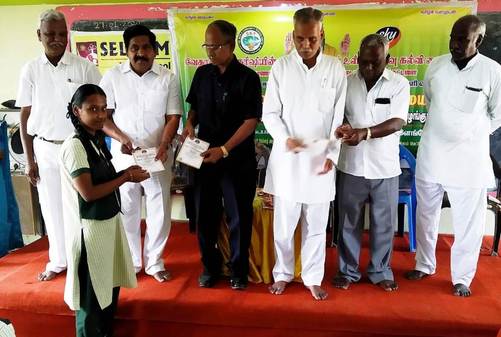 யோகக்கலை பயிற்சியில் தோ்ச்சி பெற்ற மாணவ, மாணவிகளுக்கு பட்டயங்களை வழங்கிய அறக்கட்டளையின் நிா்வாக அறங்காவலா் பி.இளங்கோ.