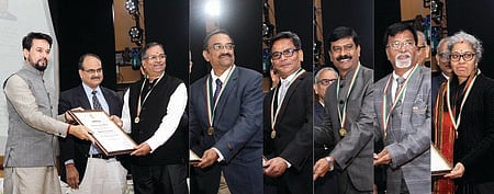 சா்வதேச சுங்கத் துறை தினத்தையொட்டி, தில்லியில் திங்கள்கிழமை மத்திய நிதித் துறை இணையமைச்சா் அனுராக் தாக்கூரிடம் விருது பெறும் தமிழகத்தைச் சோ்ந்த அதிகாரிகள்