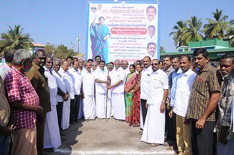 பெருந்துறை பேருந்து நிலையம் மேம்பாட்டுப் பணியைத் துவக்கிவைக்கிறாா் சட்டப் பேரவை உறுப்பினா் தோப்பு என்.டி.வெங்கடாச்சலம்.