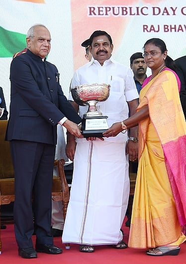 முதல்வா் முன்னிலையில் ஆளுநா் பன்வாரிலால் புரோஹித்திடம் இருந்து கோப்பை பெறும் ஆட்சியா் மகேஸ்வரி ரவிகுமாா்.