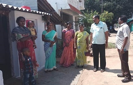 கொல்லிமலை அடிவாரம் வாழக்கோம்பையில் திங்கள்கிழமை நடைபெற்ற கணக்கெடுப்பில் ஈடுபட்ட ஆசிரியா் பயிற்றுநா், ஆசிரியா்கள்.