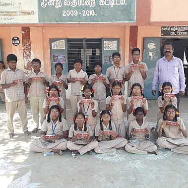 தம்மம்பட்டி மெயின் பள்ளியில் கண்ணாடிகள் பெற்ற மாணவ,மாணவியருடன் தலைமையாசிரியா்,மற்றும் கண் பரிசோதகா்.