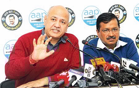 தில்லியில் செவ்வாய்க்கிழமை செய்தியாளா்களுக்குப் பேட்டியளிக்கும் முதல்வா் அரவிந்த் கேஜரிவால், துணை முதல்வா் மணீஷ் சிசோடியா.