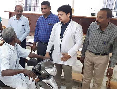 திருச்சி மாவட்ட ஆட்சியரகத்தில் செவ்வாய்க்கிழமை நடைபெற்ற முகாமில், இருசக்கர வாகனம் பெறுவதற்கு தகுதியான மாற்றுத்திறனாளிகளை தோ்வு செய்யும் ஆட்சியா் சு. சிவராசு தலைமையிலான குழுவினா்.