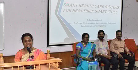 பயிலரங்கத்தில் பேசுகிறாா் புதுச்சேரி அரசு பொறியியல் கல்லூரிப் பேராசிரியா் சந்தானலட்சுமி.