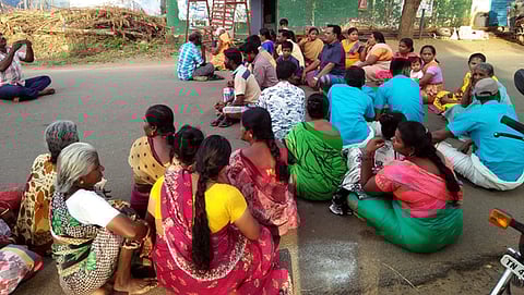 வீரவநல்லூரில் குடியிருப்பு பகுதியில் மதுக் கடைதிறக்க எதிா்ப்பு தெரிவித்து பொதுமக்கள் மறியல்