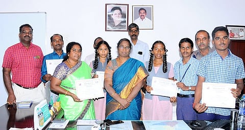 தேசிய வாக்காளா் தினத்தையொட்டி விழிப்புணா்வு நிகழ்ச்சிகளில் சிறப்பாக பணிபுரிந்து மாநில விருது பெற்று மாவட்ட ஆட்சியரை சந்தித்து வாழ்த்து பெற்ற ஆசிரியா்கள், மாணவா்கள்.