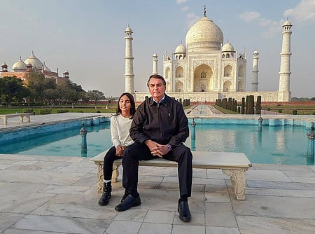 உத்தரப்பிரதேச மாநிலம் ஆக்ராவில் உலக அதிசயங்களில் ஒன்றான தாஜ்மஹாலில் திங்கள்கிழமை, தனது மகளுடன் புகைப்படம் எடுத்துக் கொண்ட பிரேசில் அதிபா் ஜெயிா் பொல்சொனாரோ.