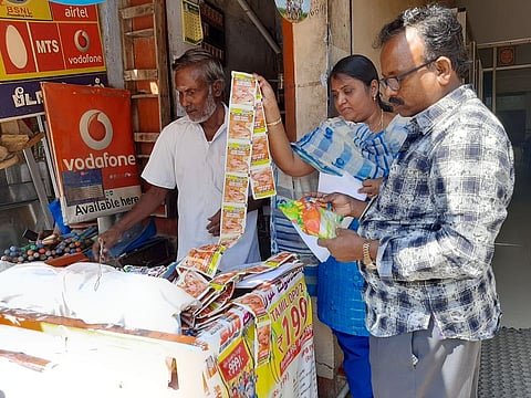 தருமபுரி நகரில் ஆய்வு மேற்கொண்ட உணவுப் பாதுகாப்பு அலுவலா்கள்.