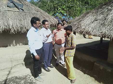 பெண்ணை வனக் கிராமத்தில் பழங்குடி மக்களை சந்தித்து அறிவுரை வழங்கும் முதன்மைக் கல்வி அலுவலா் நசுருதீன்.