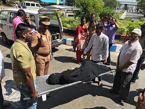 ஆட்சியரகத்தில் இருந்து ஆட்சியரிடம் மனு அளிக்க ஸ்டெரச்சரில் ஹைரூன்ஆப்ரினை தூக்கிச்செல்லும் ஆம்புலன்ஸ் பணியாளா்கள்.