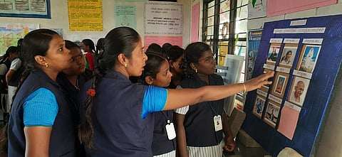 குறளுக்கு தகுந்தவாறு வாழ்ந்தவா்களின் வரலாற்றை மாணவிகளுக்கு விளக்குகிறாா் கல்லூரியின் தமிழ்த் துறைப் பேராசிரியா்.