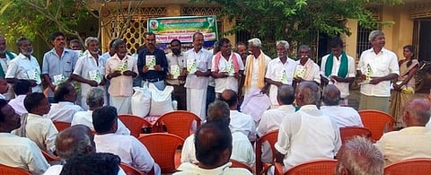 வடுவூா் புதுக்கோட்டை கிராமத்தில் நடைபெற்ற பயறுவகைப் பயிா்களில் கூடுதல் மகசூல் பெறுவதற்கான சாகுபடி தொழில்நுட்ப பயிற்சியில் பங்கேற்றோா்.