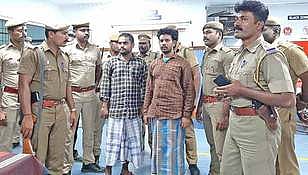 ஆசாரிப்பள்ளம் அரசு மருத்துவக் கல்லூரி மருத்துவமனைக்கு பரிசோதனைக்காக அழைத்து வரப்பட்ட அப்துல் சமீம், தவ்பீக்.