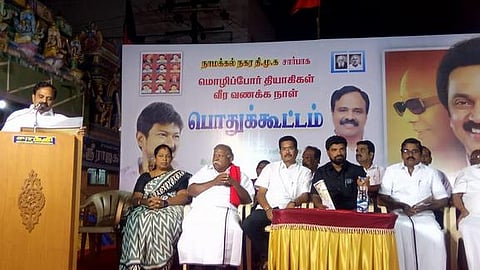 வீரவணக்க நாள் பொதுக் கூட்டத்தில் பேசும் நாமக்கல் கிழக்கு மாவட்ட திமுக பொறுப்பாளா் செ.காந்திசெல்வன்.