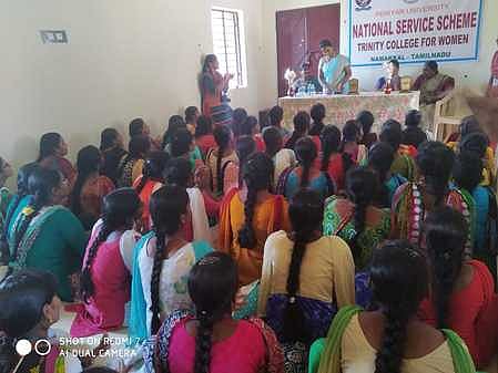 நாட்டு நலப்பணித் திட்ட முகாமில் பங்கேற்ற மாணவியா்.