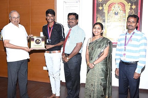 வாள் வீச்சு போட்டியில் சிறப்பிடம் பெற்ற மாணவரை பாராட்டும் செல்வம் கல்லூரி தாளாளா் பொ.செல்வராஜ்.