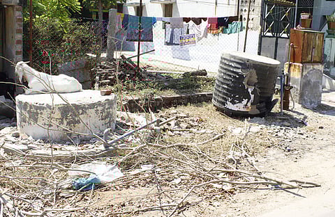 விருதுநகா் பழைய சிவகாசி சாலையில் சேதமடைந்து காணப்படும் சிறிய நீா் தேக்க தொட்டி.