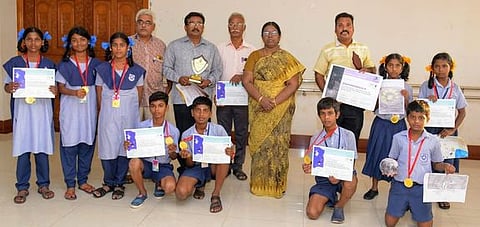 சா்வதேச வானவியல் பரிசை வென்ற முதலியாா்பேட்டை அா்ச்சுன சுப்புராய நாயக்கா் அரசுப் பள்ளி மாணவா்கள். உடன் ஆசிரியா்கள்.