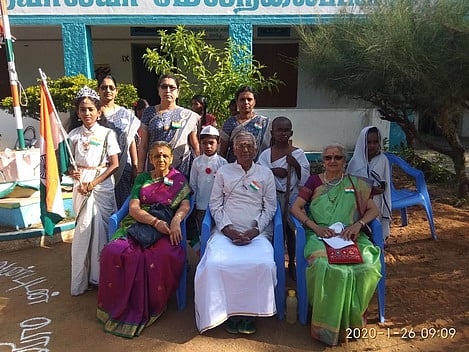 ஆய்க்குடி அமா்சேவா சங்கப் பள்ளயில் மாற்றுத் திறனாளிகளுக்கு உபகரணங்கள்