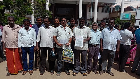 தூத்துக்குடி மாவட்ட ஆட்சியா் அலுவலகத்தில் திங்கள்கிழமை மனு அளித்த ஜனநாயக தரைவழி போக்குவரத்து ஓட்டுநா் மற்றும் பொது தொழிலாளா் சங்கத்தினா்.