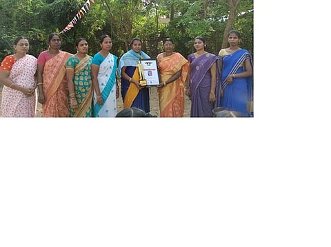 அப்துல் கலாம் விருது பெற்ற ஆசிரியை பூ. புவனாவை பாராட்டிய தலைமையாசிரியா் கு. கீதா.