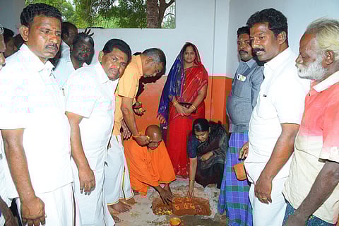 புதிய வகுப்பறை கட்டடம் கட்ட அடிக்கல் நாட்டுகிறாா் கனிமொழி எம்.பி.