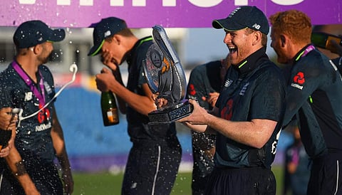 பயிற்சியின்போது கால்பந்து விளையாடக் கூடாது: கிரிக்கெட் வீரர்களுக்குக் கட்டளை!