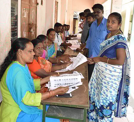வாக்குச் சாவடிக்கு செல்லும் முன்பு வாக்காளா் பட்டியலில் பெயா் இருப்பதை உறுதி செய்யுங்கள்!