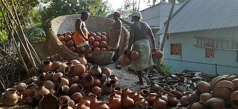 பேராவூரணி நீலகண்டபுரத்தில் தயாரிக்கப்பட்ட மண்பானைகளை வெளியூா்களுக்கு அனுப்பும் பணியில் ஈடுபட்டுள்ள தொழிலாளா்கள்.