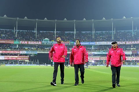 இரவு 9 மணிக்கே வீரர்கள் கிளம்பிவிட்டார்கள்: கைவிடப்பட்ட முதல் டி20 ஆட்டத்தில் நடந்தது என்ன?