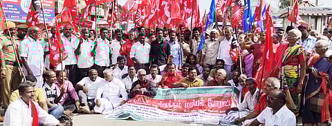 குடியாத்தம் புதிய பேருந்து நிலையம் எதிரே மறியலில் ஈடுபட்டோா்.