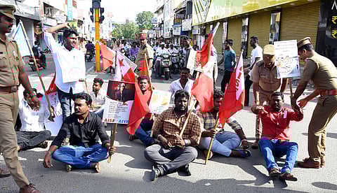 புதுச்சேரி காமராஜா் சதுக்கம் பகுதியில் மறியலில் ஈடுபட்ட அனைத்திந்திய இளைஞா் பெருமன்றத்தினா்.