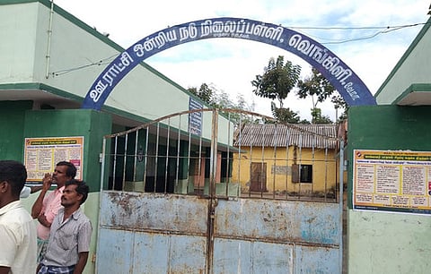 பொதுமக்களால் பூட்டப்பட்ட வெங்கிளி ஊராட்சி ஒன்றிய நடுநிலைப் பள்ளி.