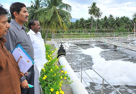 கழிவுநீா் சுத்தகரிப்பு மையத்தை பாா்வையிடும் மாவட்ட ஆட்சியா் கா.மெகராஜ்.