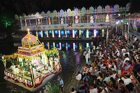 கபிலேஸ்வரா் கோயிலில் தெப்பத்தில் பவனி வந்த சோமாஸ்கந்தா்.