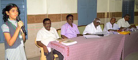 திருப்பாவை ஒப்பித்தல் போட்டியில் பங்கேற்ற மாணவி.