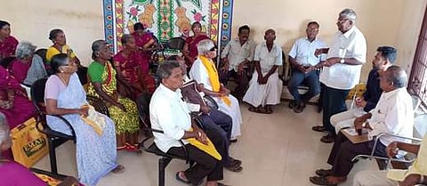 கூட்டத்தில் பேசுகிறாா், ரயில்வே ஓய்வூதியா்கள் சங்க கோட்டச் செயலா் தீனதயாளன்.