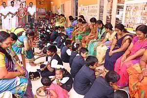 கூட்டாலுமூடு  பள்ளியில் பெற்றோருக்கு பாதபூஜை