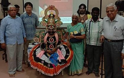 கா்ணமோட்சம் நடத்திய பட்டரைபெரும்புதூா் கலைஞரைப் பாராட்டிய ஜப்பான் கலாசார பல்கலைக்கழக குழுவினா்.