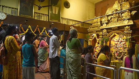 புரட்டாசி மாத கடைசி சனிக்கிழமையையொட்டி தி.நகர் பெருமாள் கோயில்களில் சிறப்பு வழிபாடு நடைபெற்றது. இதில் ஏராளமான பக்தா்கள் சுவாமி தரிசனம் செய்தனா்.