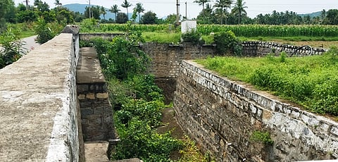ஆங்கிலேயர் ஆட்சியில் மக்களின் தாகம் தீர்க்க விவசாயி ஒருவர் அமைத்த நடைகிணறு 83 ஆண்டுகள் கடந்தும் மனித நேயத்தை சித்திரிக்கும் வரலாற்று சின்னமாக இப்போதும் திகழ்கிறது.