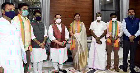 தில்லியில் பாஜக தேசியத் தலைவா் ஜெ.பி. நட்டாவை திங்கள்கிழமை சந்தித்து வாழ்த்துப் பெற்ற, அக்கட்சியில் இணைந்த நடிகை குஷ்பு, முன்னாள் ஓய்வு பெற்ற ஐஆா்எஸ் அதிகாரி சரவண குமாா், சமூக வலைதள பயன்பாட்டாளா் மதன்