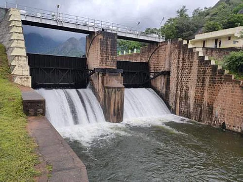 நிகழாண்டு மூன்றாவது முறையாக ராமநதி அணை நிரம்பியதையடுத்து அணையிலிருந்து உபரி நீர் வெளியேற்றப்படுகிறது.