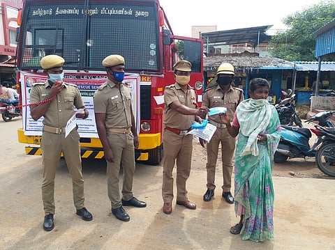 விழிப்புணா்வு பிரசாரத்தில் ஈடுபட்ட தீயணைப்புத் துறையினா்.